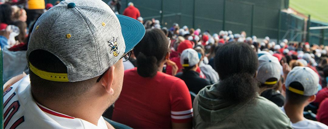戴着葡京平台线上帽子看天使队比赛的人